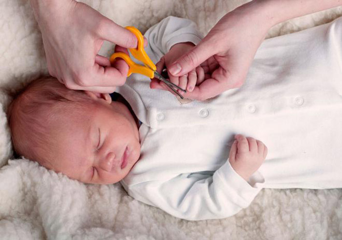 کوتاه کردن ناخن نوزاد