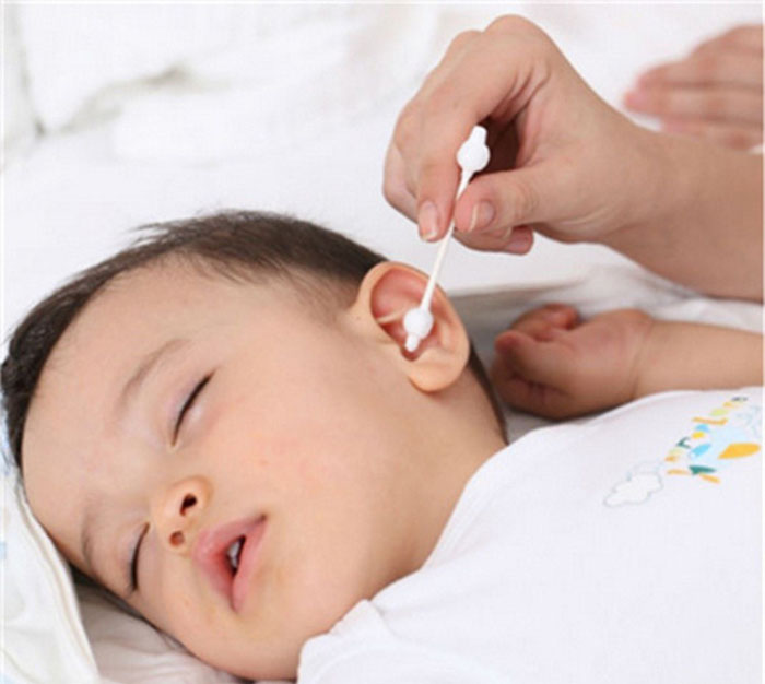تمیز کردن گوش نوزاد