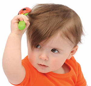 شانه کردن موی نوزاد