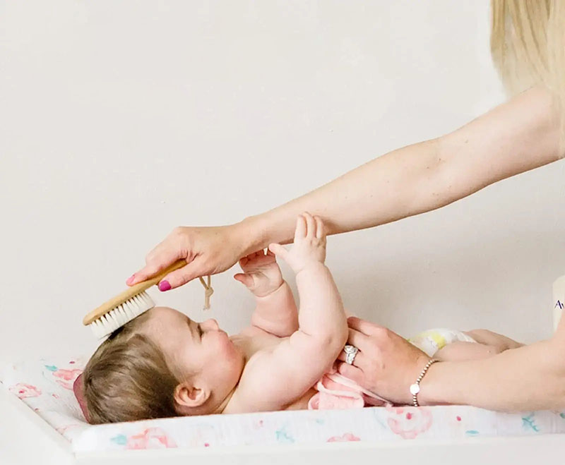 شانه کردن موی نوزاد