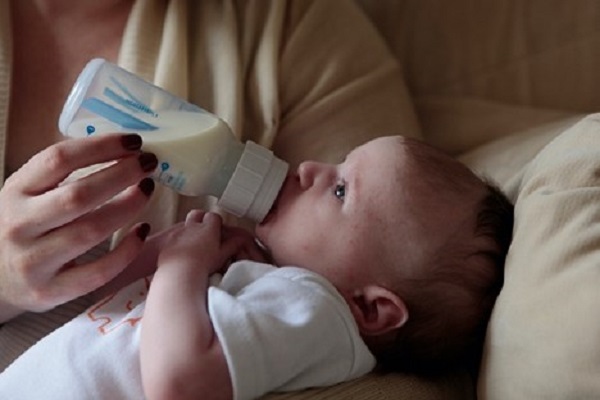 شیر خوردن نوزاد